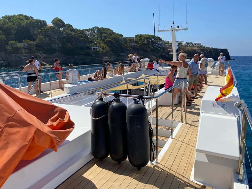 Mallorca: 3.5-Hour Boat Trip with Swimming and Snorkeling - Guides, languages, and group size