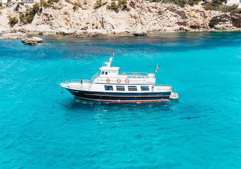 Mallorca: Palma Boat Tour & Snorkeling with Drink Included - Music, drinks, and the social mood onboard