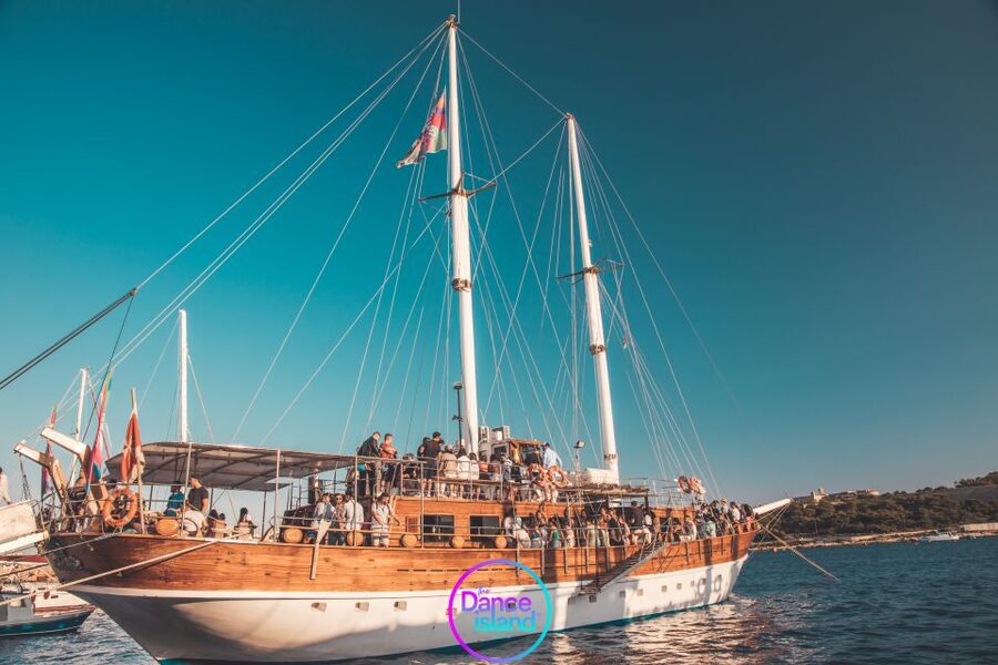Malta: Sailboat Party with an Open Bar, Snack, and Swimming - Setting off from Sliema on the Faith