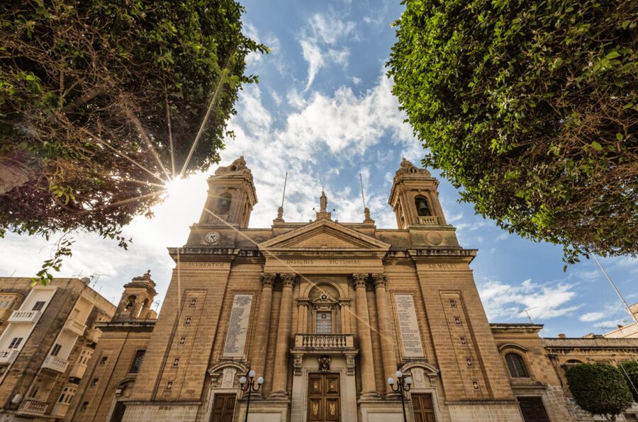 Malta: The Three Fortified Cities Tour including Boat Trip - The morning pickup and coach ride