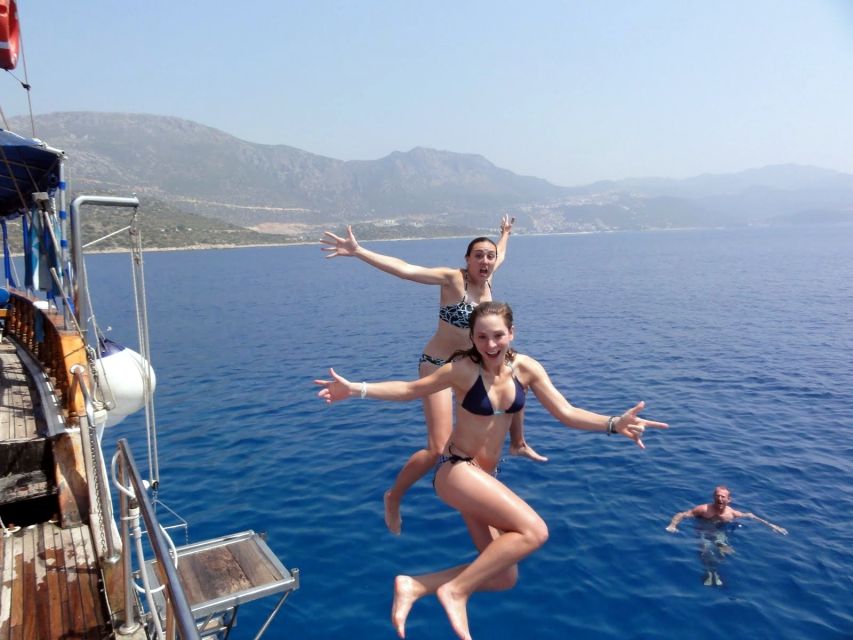 Marmaris: Boat Trip with Unlimited Drinks and BBQ Lunch - Six hours around Marmaris, with swimming built in