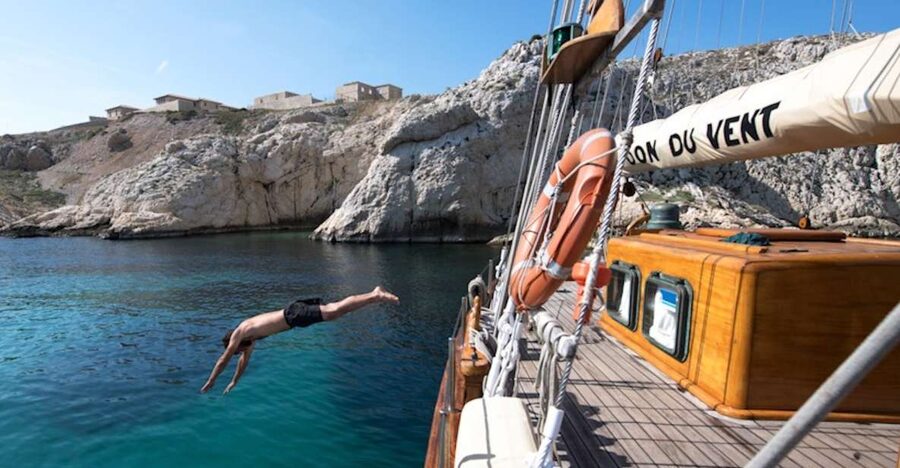 Marseille: Calanques Sailing Day Trip with Lunch and Wine - Choosing between the Calanques and La Côte Bleue