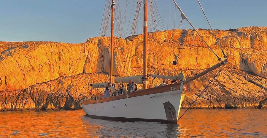 Marseille: Frioul Islands Sunset Cruise with Cocktail Dinner - Key points at a glance
