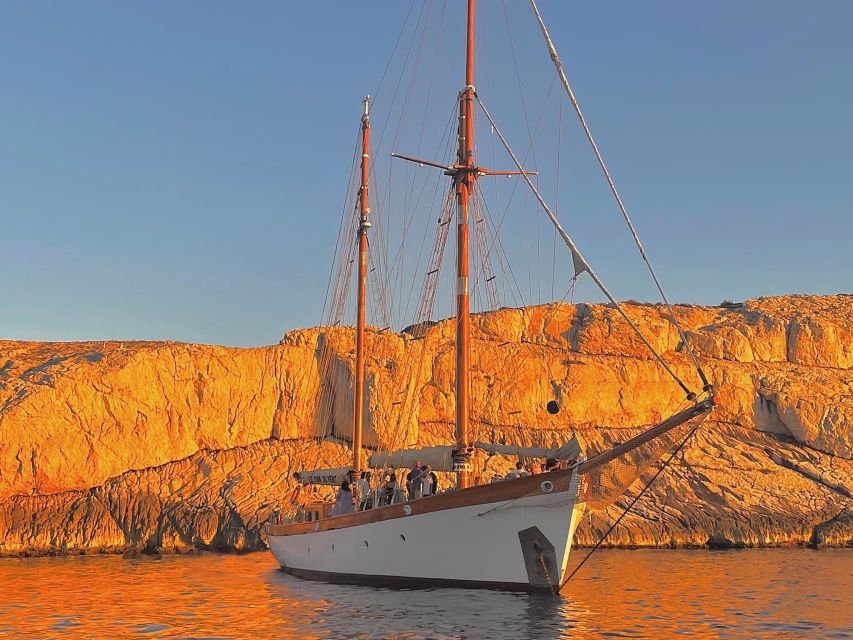 Marseille: Frioul Islands Sunset Cruise with Cocktail Dinner - The 30-minute cruise to the Frioul Archipelago