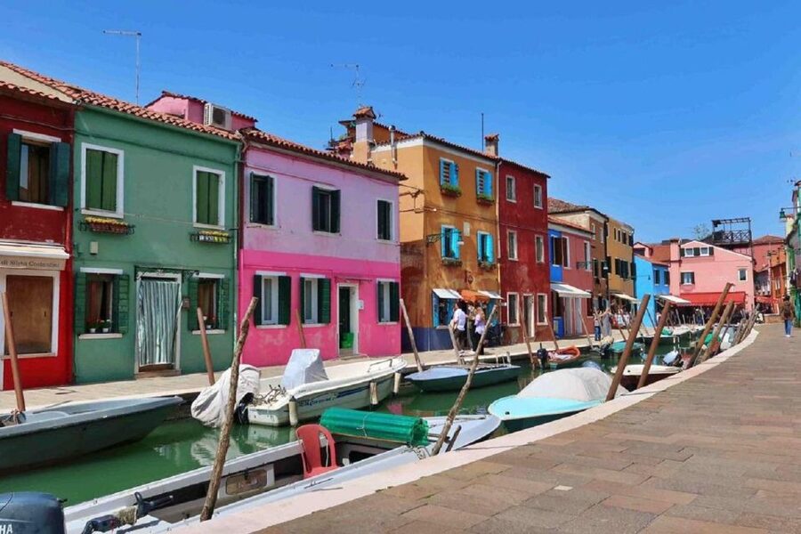 Murano & Burano: Boat Tour with Guide & Glass Factory Visit - Burano: Colorful Canals and Free Time