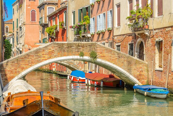 Murano & Burano Islands Guided Small-Group Tour by Private Boat - The guides can shape the whole experience