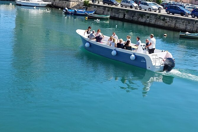 Ortigia Island and Sea Caves Boat Tour with Prosecco - Group size and the feel of the ride