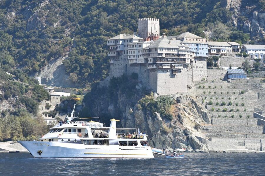 Ouranoupoli: Mount Athos Peninsula Sightseeing Cruise - Leaving Ouranoupoli for the Athos coast