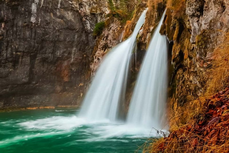 Plitvice Lakes: Guided Walking Tour with Bus and Boat Ride - The first two hours through the waterfalls
