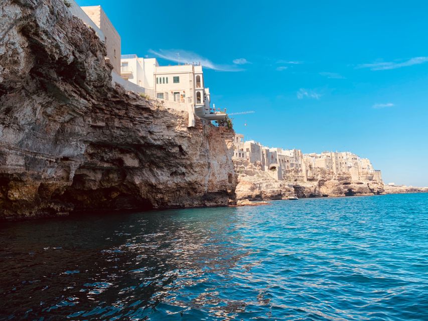 Polignano a Mare: Cave Boat Tour with Aperitif - A crew that keeps the ride personal
