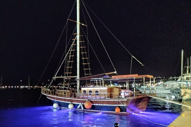 "QueenBee" Full-Day Boat Trip with Lunch - White Rocks and the appeal of a sea-only beach