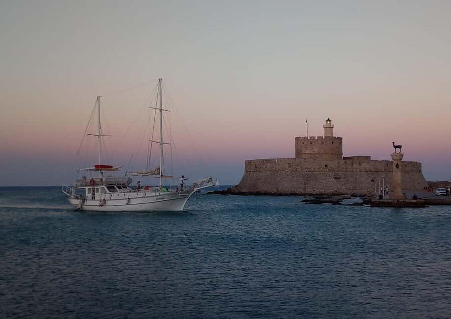 Rhodes: Sunset Cruise with Open Bar, Dinner, & Live Music - Comfort, timing, and what to pack