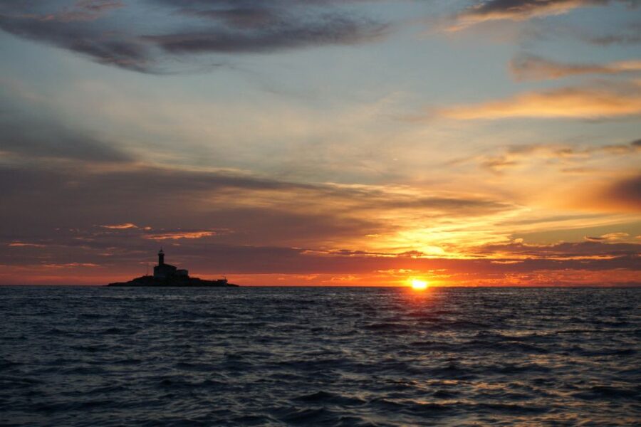 Rovinj: Sunset Boat Trip with Dolphin Watching - Why the dolphin and sunset combination works