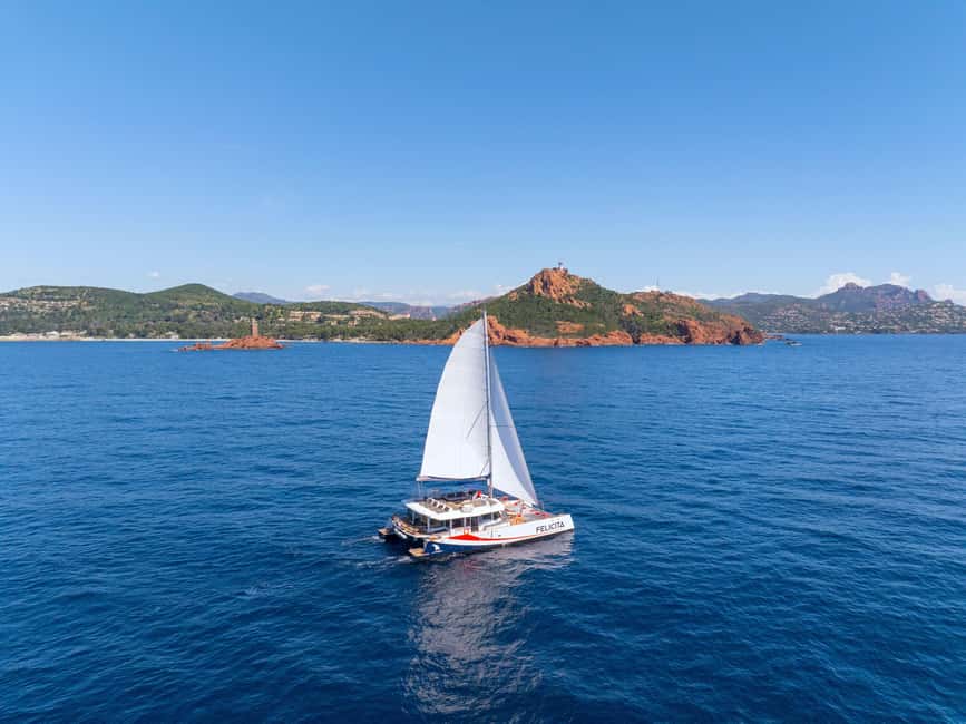 Saint-Raphaël: Golden Island Afternoon Cruise with Drinks - Red cliffs and blue water along the Estérel
