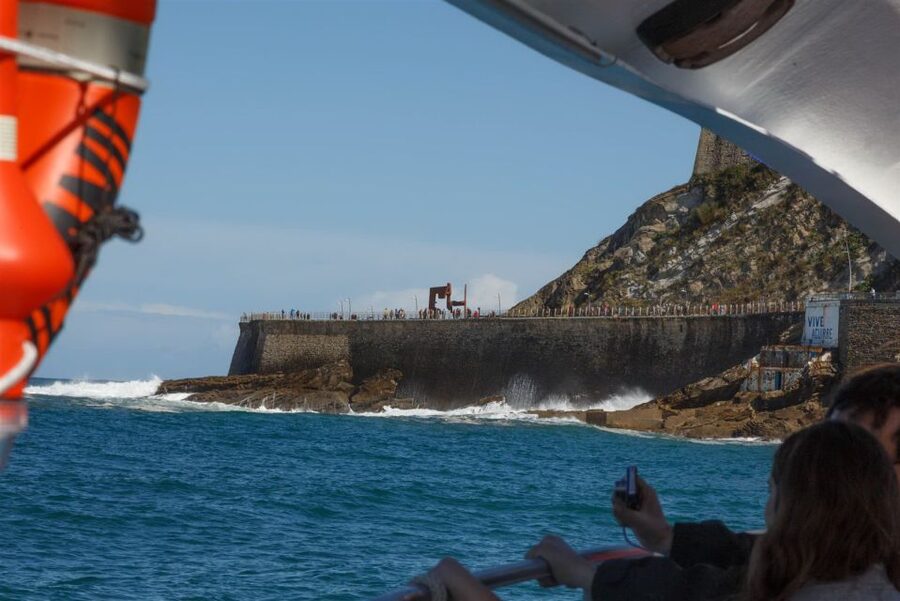San Sebastian: Boat Tour with Stop at Santa Clara - Using the QR-code audio guide