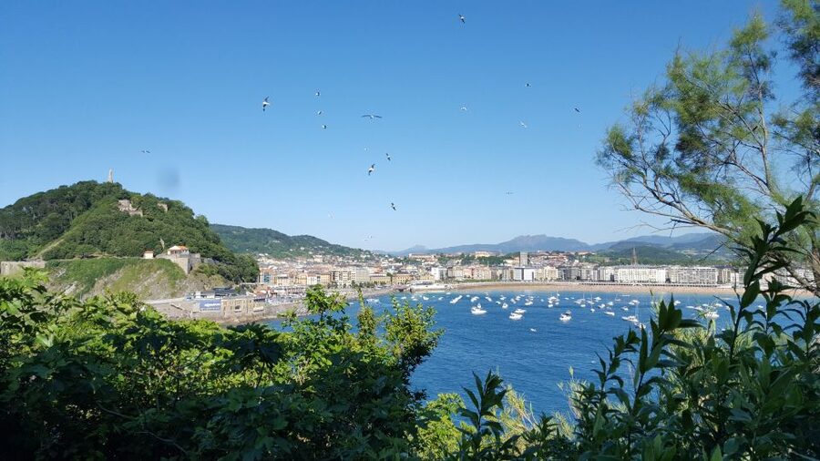 San Sebastian: Boat Tour with Stop at Santa Clara - Arriving at Santa Clara Island