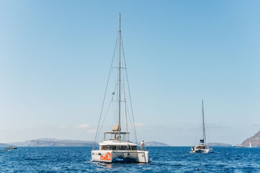 Santorini: Luxury Catamaran Day Trip with Meal and Open Bar - Key points at a glance