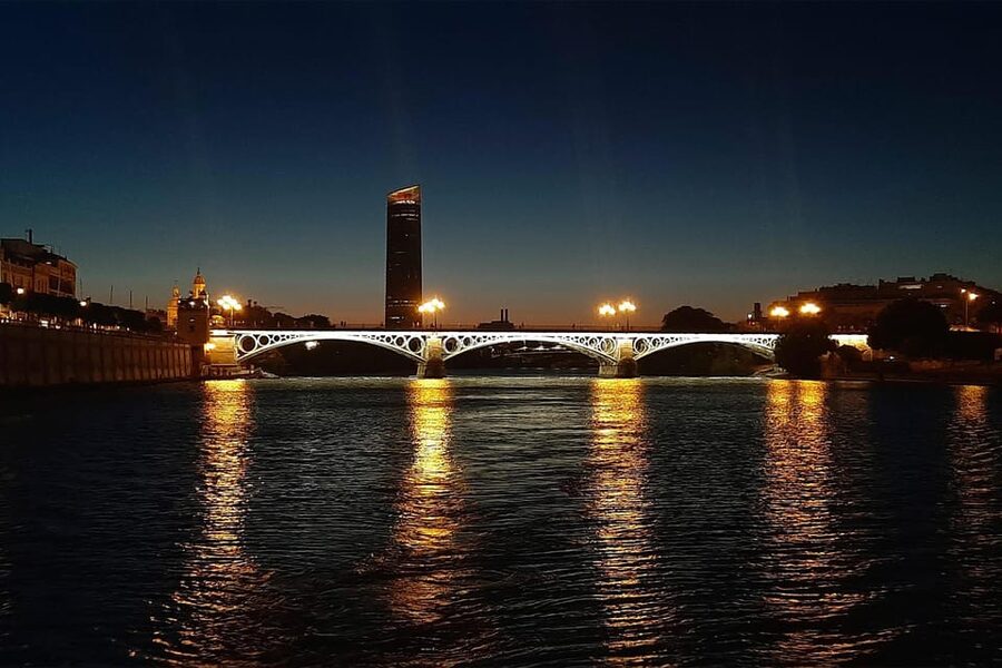Seville: Guadalquivir Boat Tour with Optional Lunch/Dinner - The Torre del Oro from the river