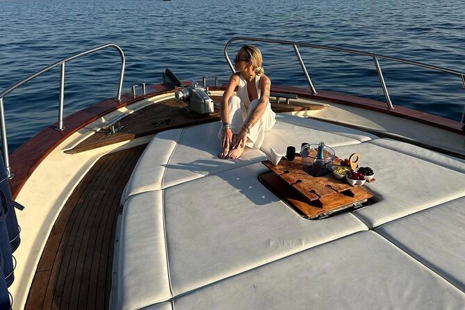 Shared Sunset Cruise from Positano with Drinks & Snacks 1.5-Hour - What is served on board