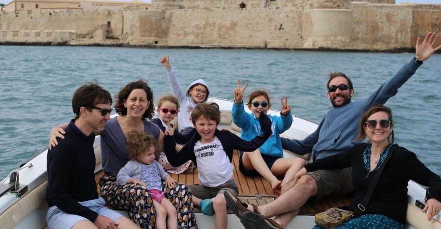 siracusa boat tour with visit to sea caves and ortigiaisland - Arethusa Spring and Maniace Castle from the boat