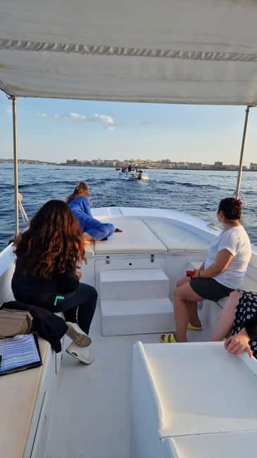 Siracusa: Ortigia & Sea Caves Boat Tour w/ Prosecco & Fruit - Entering the caves along the Syracuse coast