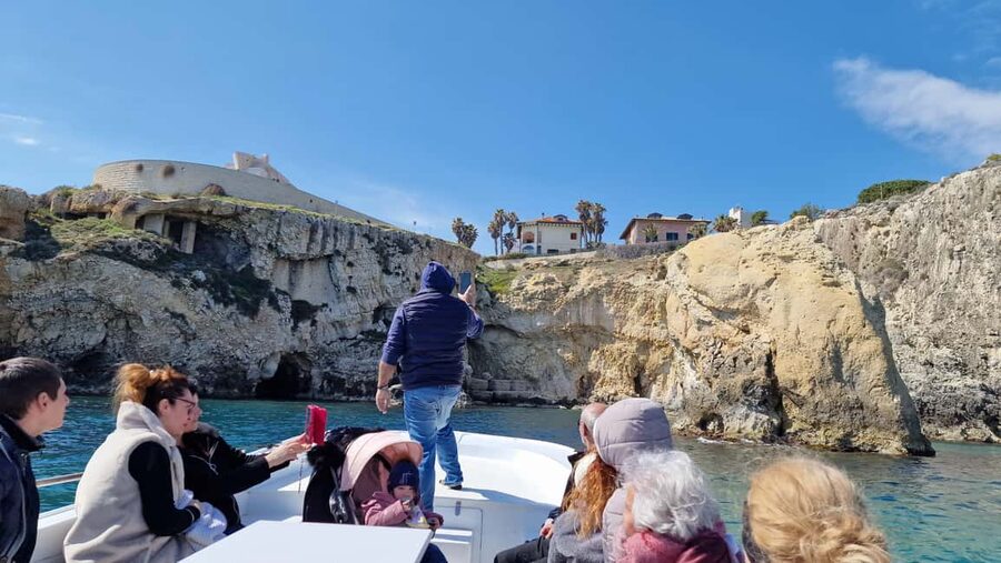 Siracusa: Ortigia & Sea Caves Boat Tour w/ Prosecco & Fruit - Fruit, prosecco, and music on the ride home