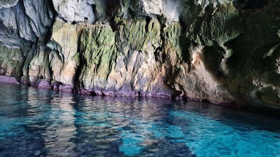 Siracusa: Ortigia & Sea Caves Boat Tour w/ Prosecco & Fruit - Boat size, comfort, and the value of 90 minutes