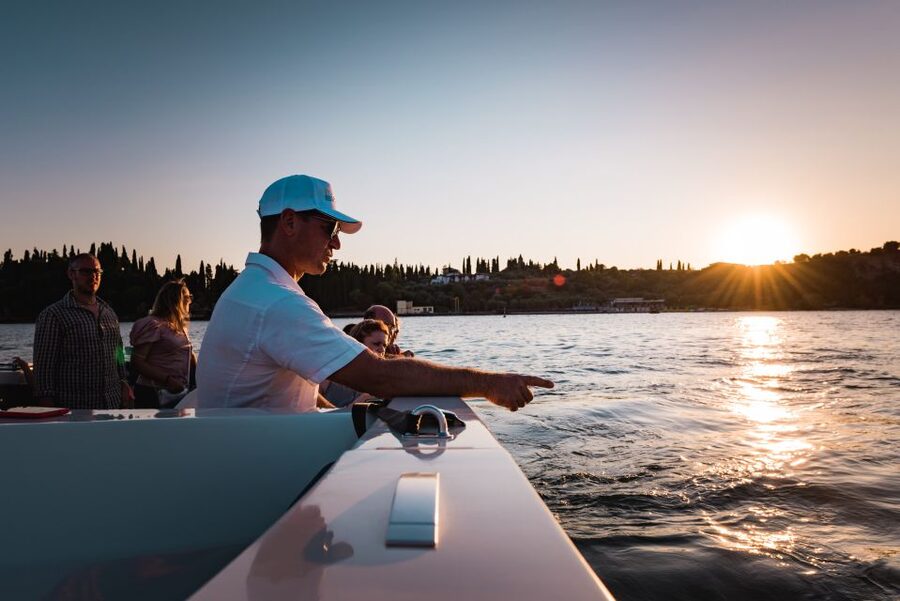 Sirmione: 25 Minute Boat Cruise around the Peninsula - The sulfur springs are the most unusual part