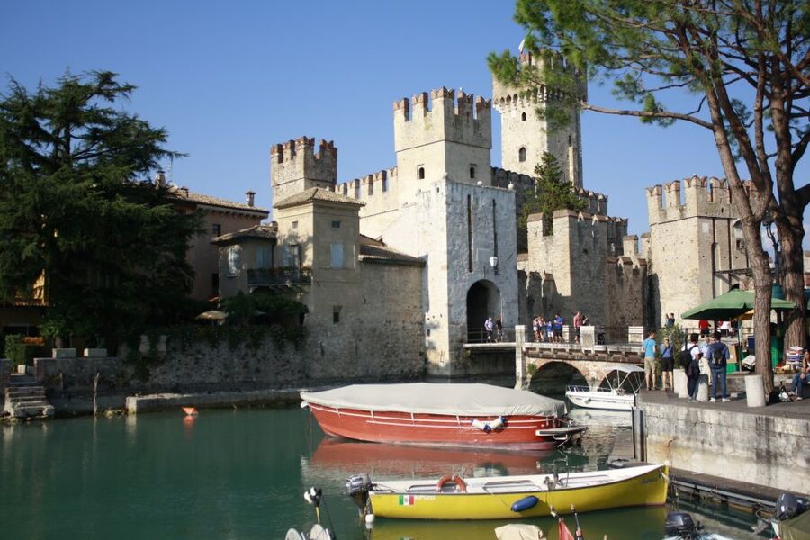 Sirmione: 25 Minute Boat Cruise around the Peninsula - Timing your cruise around a busy day