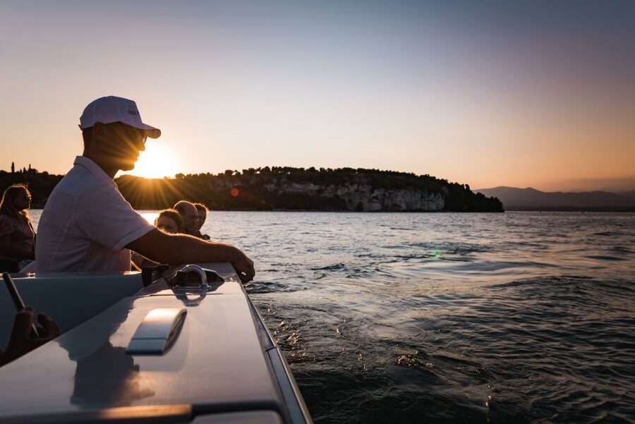 Sirmione: Sunset Boat Cruise with Local Wine - Grotte di Catullo from the lake