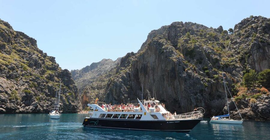 Sóller: Boat Trip to Sa Calobra and Torrent de Pareis - Arriving at Sa Calobra through the cliffs