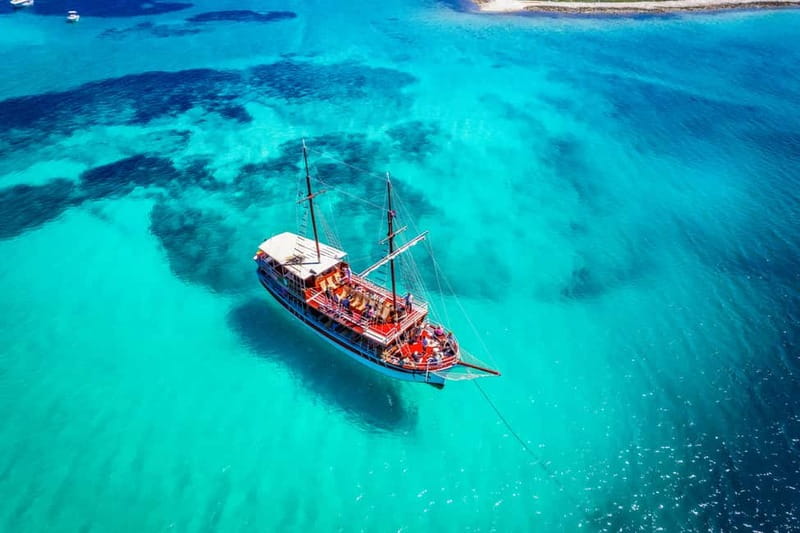 Split: 3 Island & Blue Lagoon Cruise with Lunch & Drinks - Maslinica on Šolta, the day’s shore stop