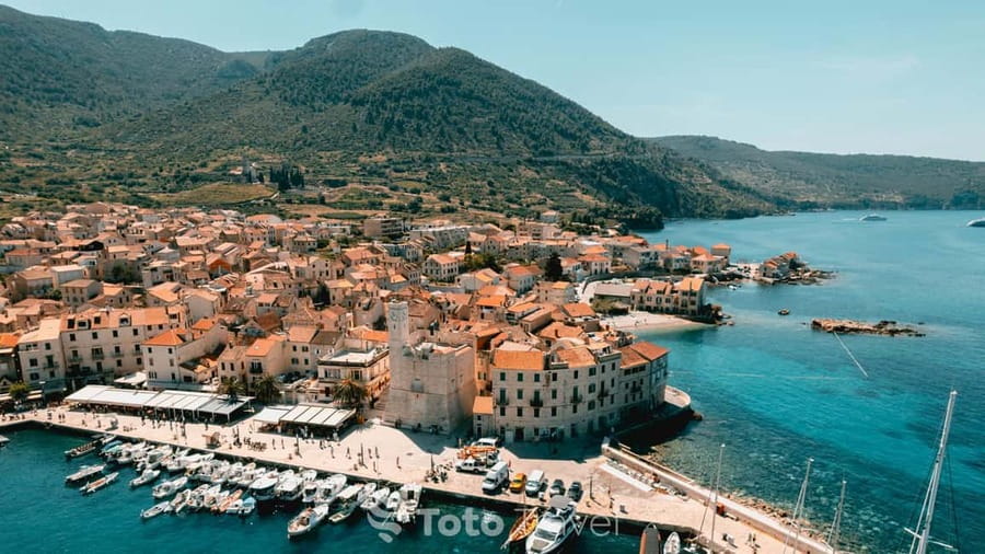 Split/Podstrana: Blue Cave, Hvar & 6 Islands Speedboat Trip - Two hours in Hvar town