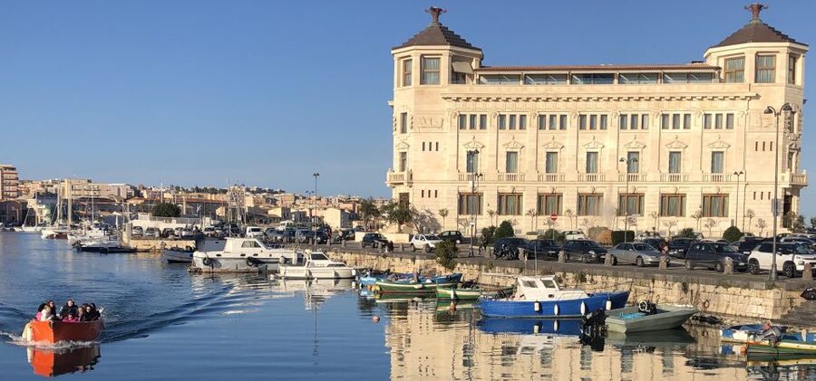 Syracuse: Boat Trip of Ortigia Island and Sea Caves - From Pizzeria K7 to the Umberto I Bridge