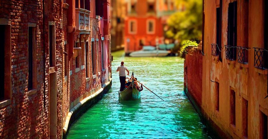 Venice: Private Gondola Cruise for up to 5 Passengers - What your gondolier does, and does not, provide