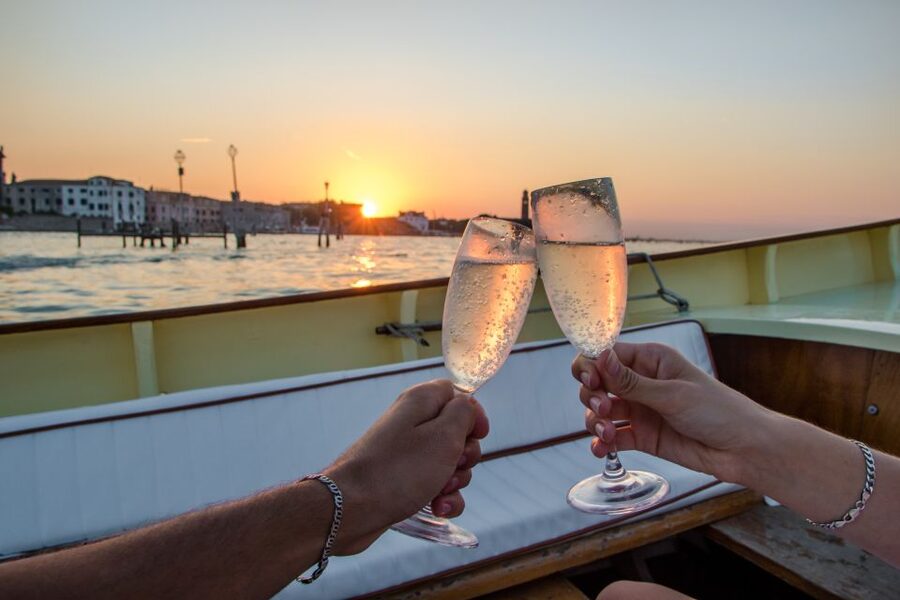 Venice: Sunset Cruise by Typical Venetian Boat - Group size, atmosphere, and romance