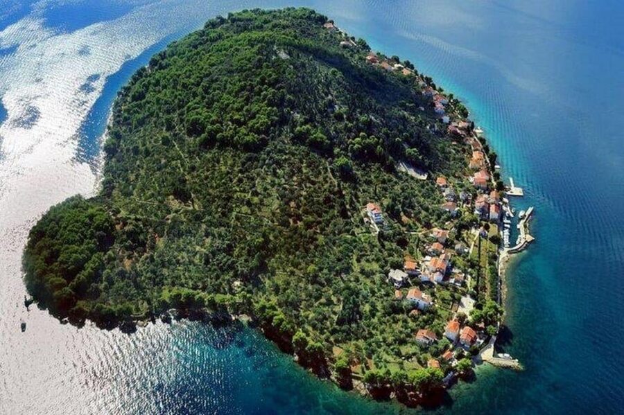 Zadar: 3 Island Speedboat Tour & Blue Bay Swim with Drinks - Ošljak: a small island with a slower pace
