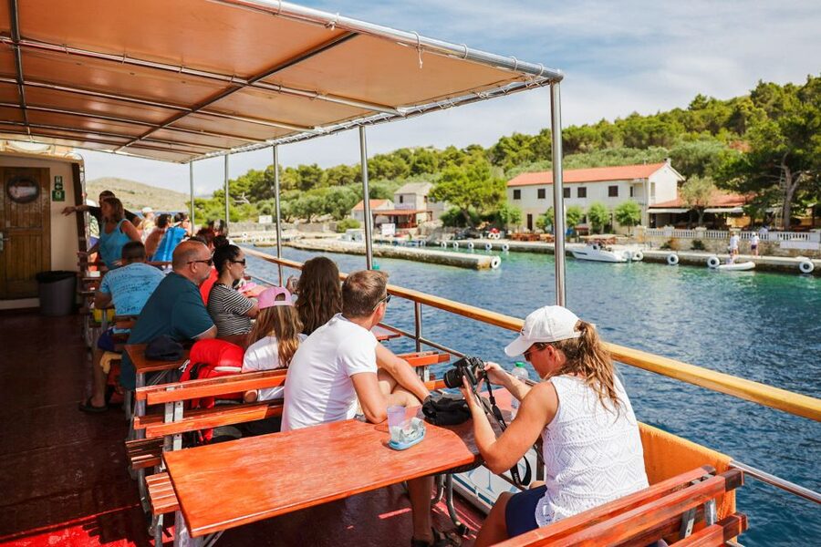 Zadar: Kornati and Telašćica Full-Day Boat Trip with Lunch - Guides, commentary, and the feel of the day