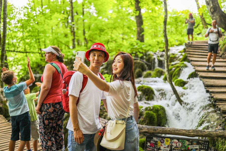 Zadar: Plitvice Lakes Full-Day Guided Tour with a Boat Ride - How the guide affects the day