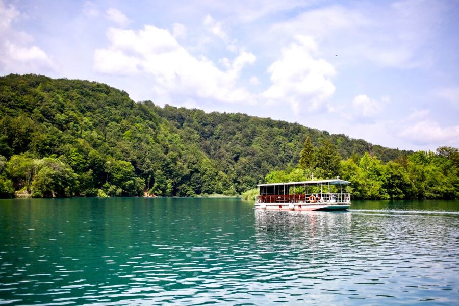 Zadar: Plitvice Lakes with Boat Ride and Zadar Old Town Tour - The café stop and what to bring for lunch