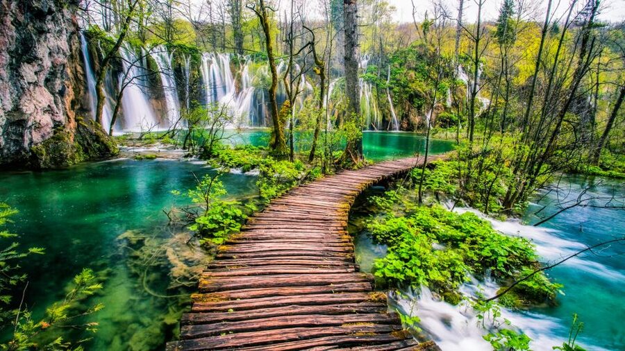 Zadar: Plitvice Lakes with Boat Ride and Zadar Old Town Tour - Walking the Upper and Lower Lakes