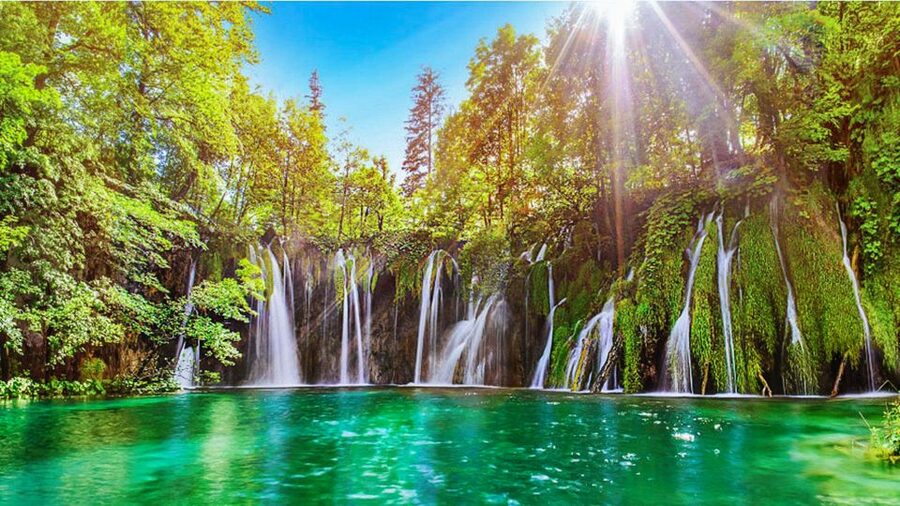 Zadar: Plitvice Lakes with Boat Ride and Zadar Old Town Tour - Meeting in Zadar and settling into the coach